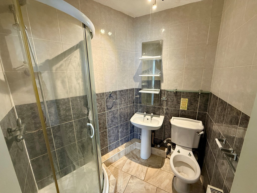 Lot: 45 - COMMERCIAL INVESTMENT WITH PLANNING FOR CONVERSION OF UPPER PARTS - Second Floor - Shower room three